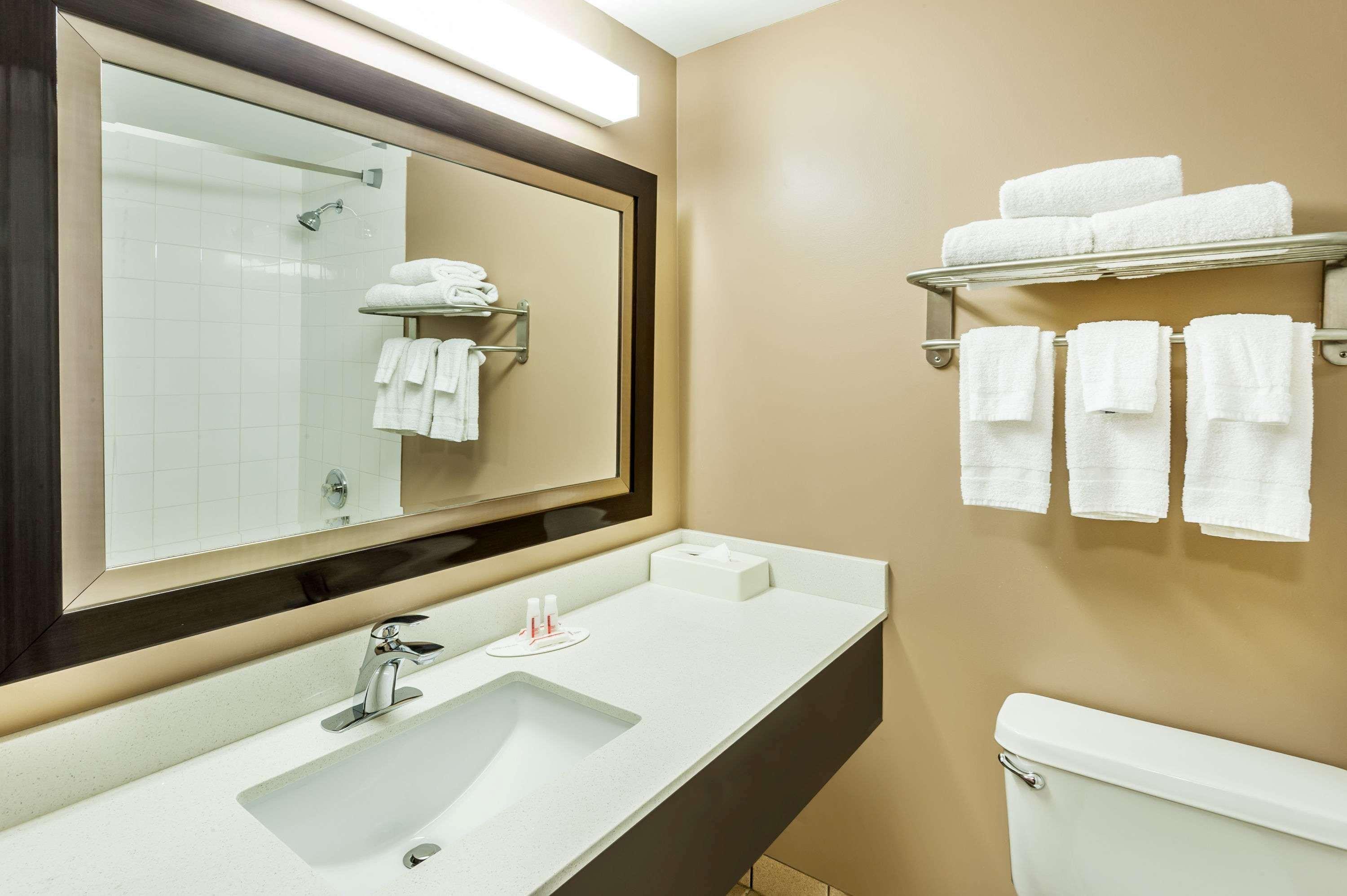 Hotel Super 8 By Wyndham Calgary/Airport Exterior foto